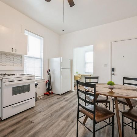Cozy Two Bedroom Unit Near Lakeview Lincolnpark Wrigley Chicago Bagian luar foto