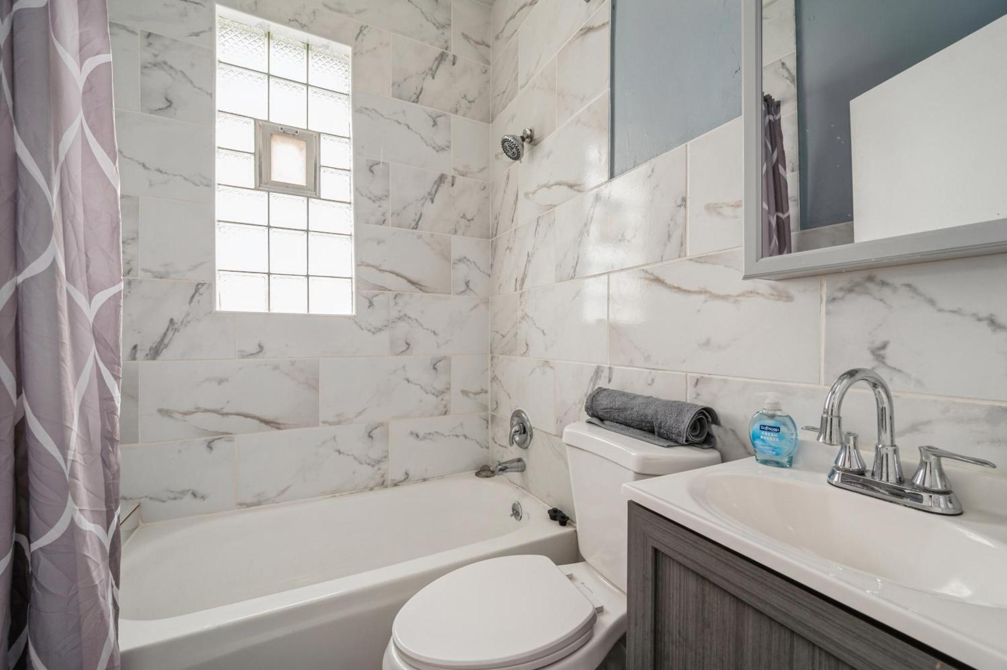 Cozy Two Bedroom Unit Near Lakeview Lincolnpark Wrigley Chicago Bagian luar foto